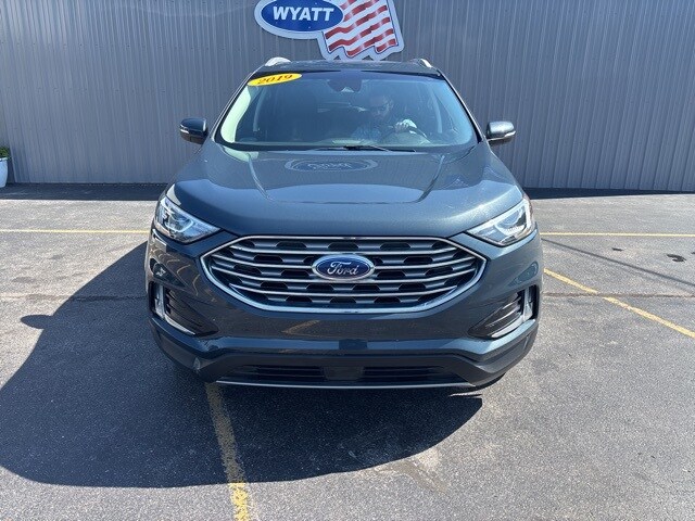 2019 Ford Edge Titanium photo 2