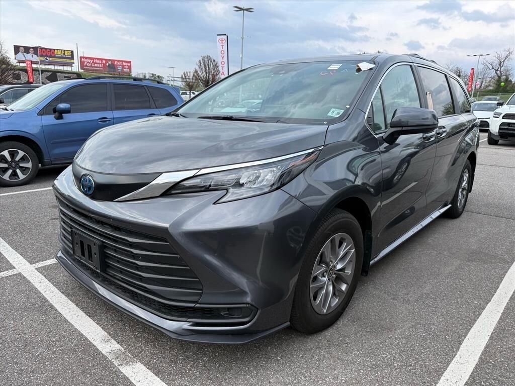 Used 2025 Toyota Sienna LE 8 Passenger Van Passenger Van