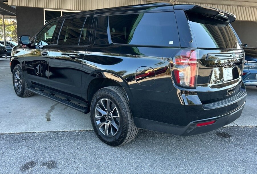 2023 Chevrolet Suburban Z71 photo 3