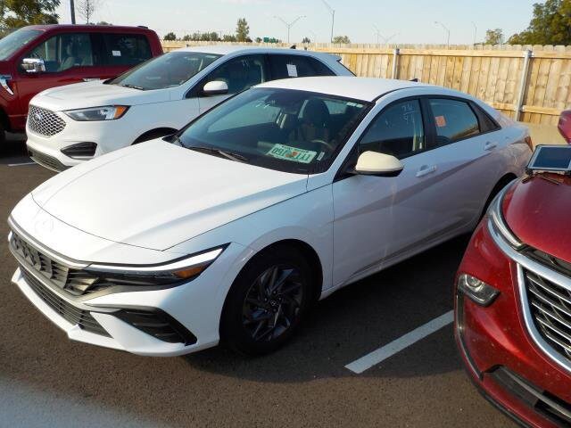 2024 Hyundai Elantra SEL photo 3