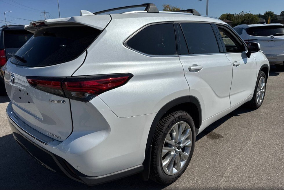 2022 Toyota Highlander Hybrid Limited photo 3