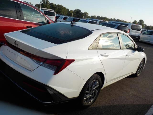 2024 Hyundai Elantra SEL photo 4