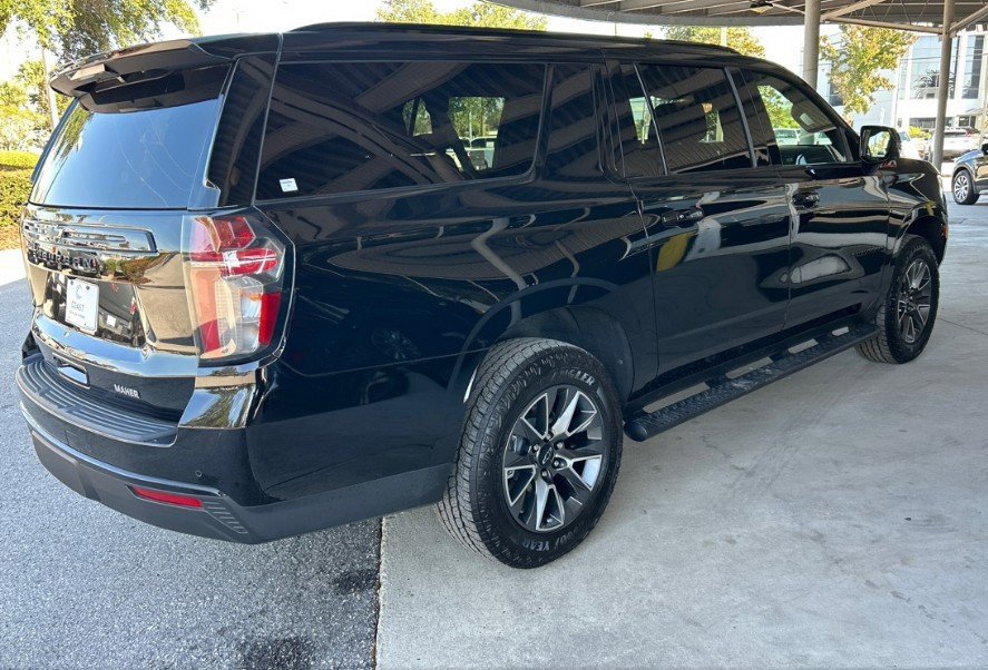 2023 Chevrolet Suburban Z71 photo 2