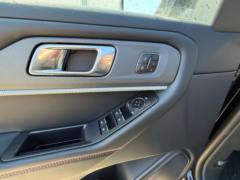 2026 Ford Explorer ST-Line - Photo 17