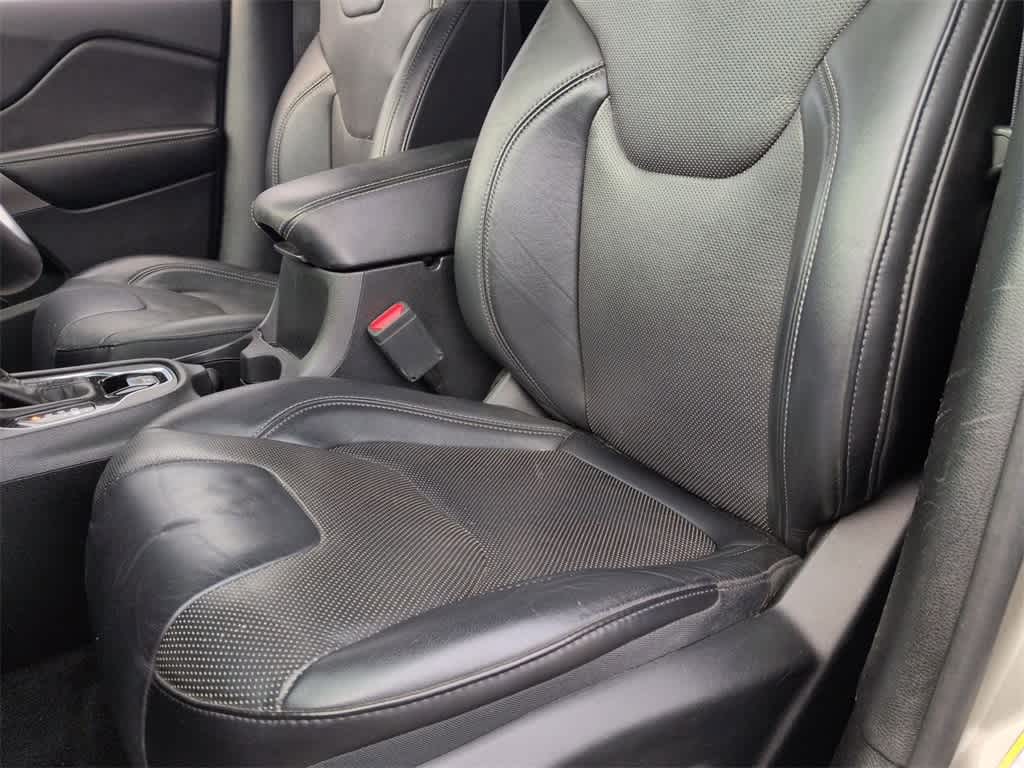 Thumbnail: 2019 Jeep Cherokee - 17