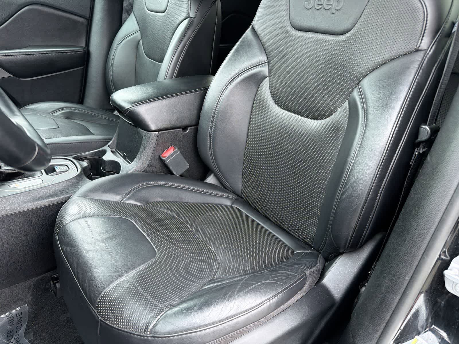 Thumbnail: 2019 Jeep Cherokee - 17