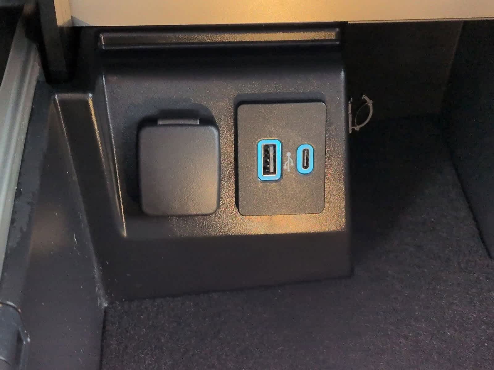 Thumbnail: 2022 Ford Explorer - 31