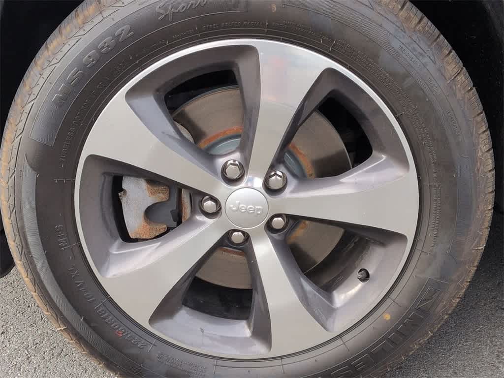 Thumbnail: 2019 Jeep Cherokee - 14