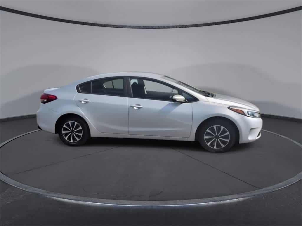 Thumbnail: 2017 Kia Forte - 9