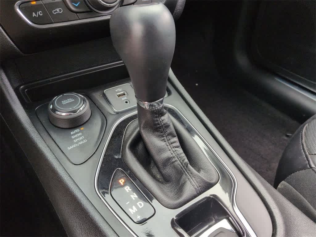 Thumbnail: 2019 Jeep Cherokee - 32