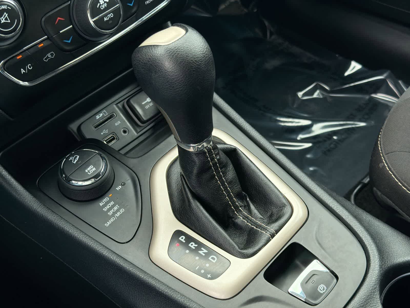 Thumbnail: 2016 Jeep Cherokee - 33