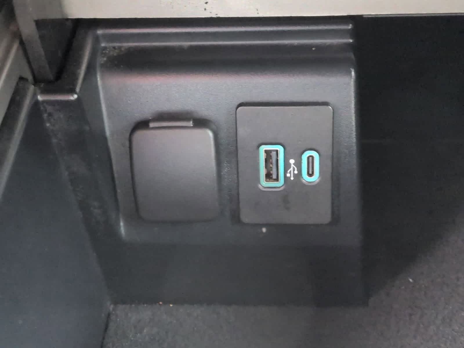 Thumbnail: 2022 Ford Explorer - 32