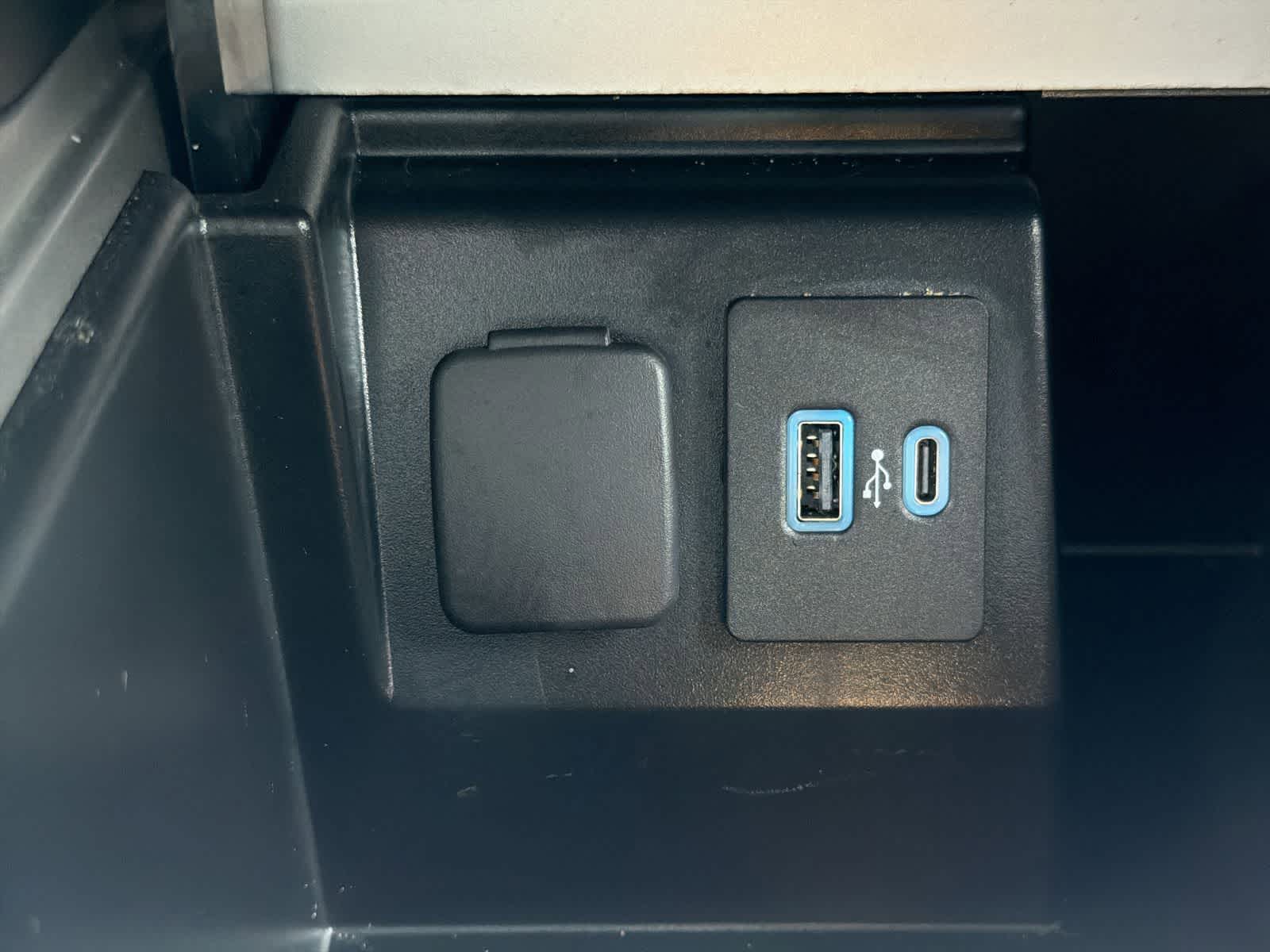 Thumbnail: 2022 Ford Explorer - 32