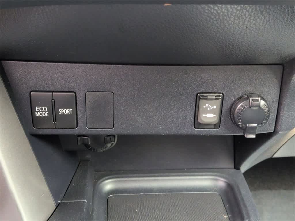 Thumbnail: 2016 Toyota RAV4 - 31