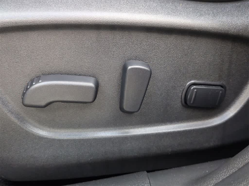 Thumbnail: 2017 Nissan Rogue Sport - 18