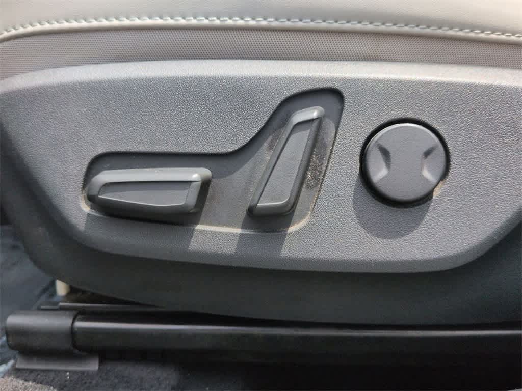 Thumbnail: 2023 Kia Niro - 18