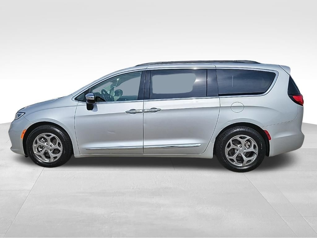 Used 2023 Chrysler Pacifica Limited Van Passenger Van