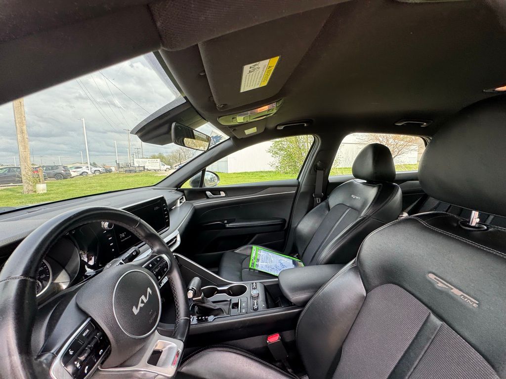 2022 Kia K5 36