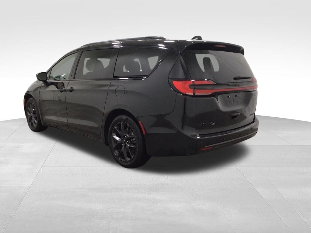 Used 2025 Chrysler Pacifica Limited Van Passenger Van