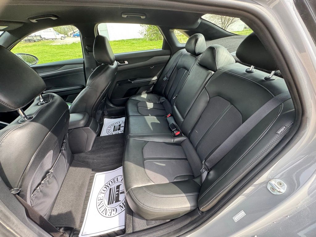 2022 Kia K5 38