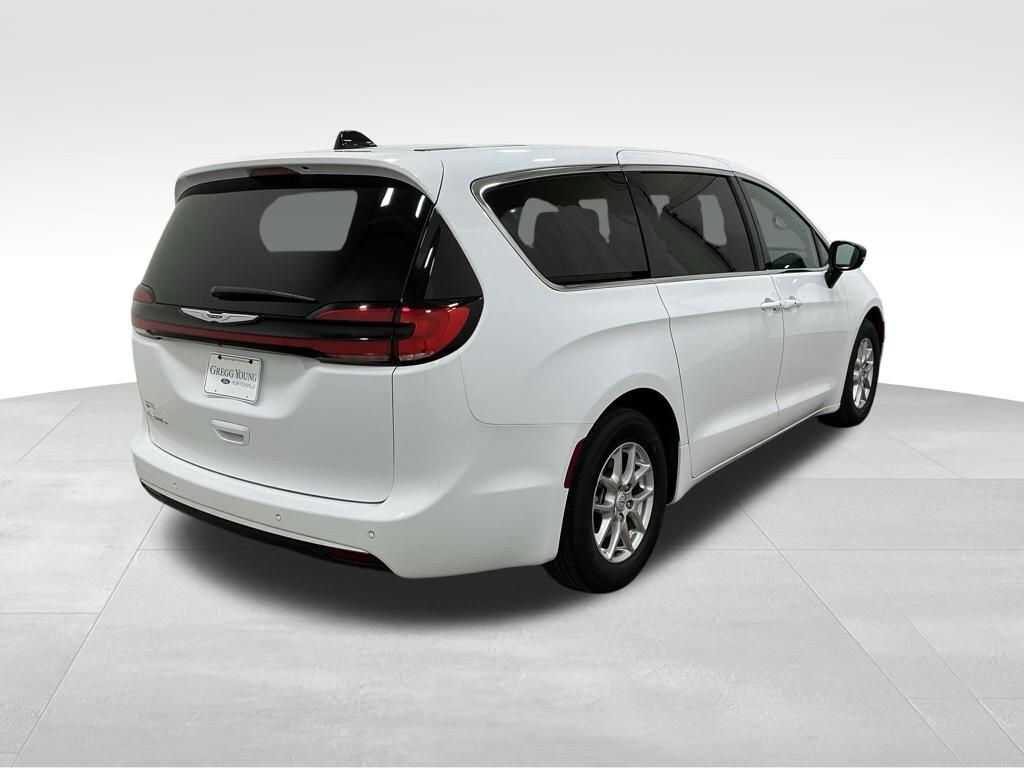 Used 2025 Chrysler Pacifica Select Van Passenger Van