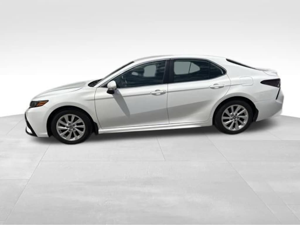 Used 2023 Toyota Camry SE Sedan