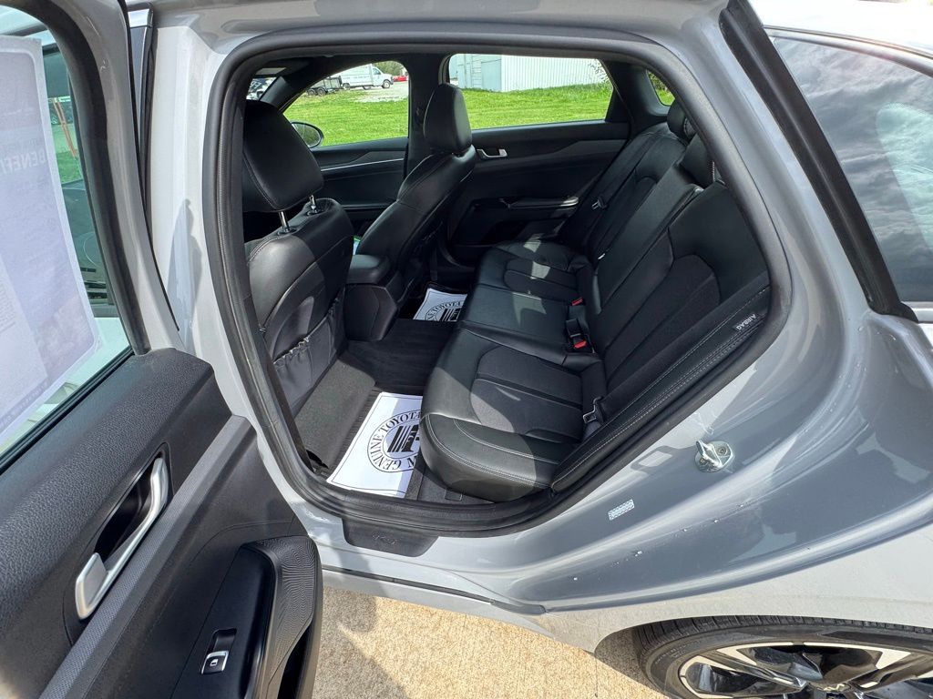 2022 Kia K5 37