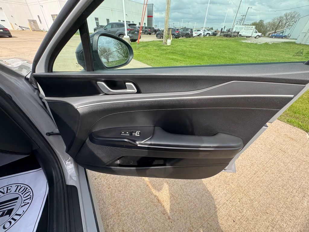 2022 Kia K5 58