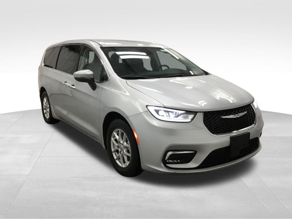 Used 2023 Chrysler Pacifica Touring L Van Passenger Van