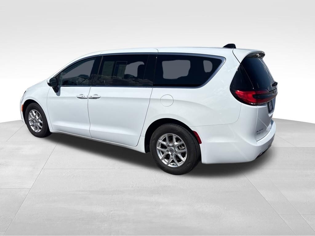 Used 2023 Chrysler Pacifica Touring L Van Passenger Van