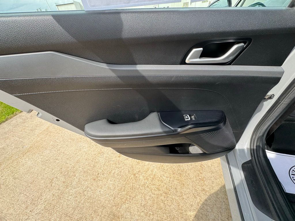 2022 Kia K5 41