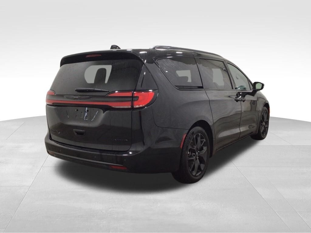 Used 2025 Chrysler Pacifica Limited Van Passenger Van