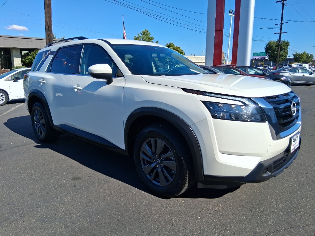 2024 Nissan Pathfinder SV's photo