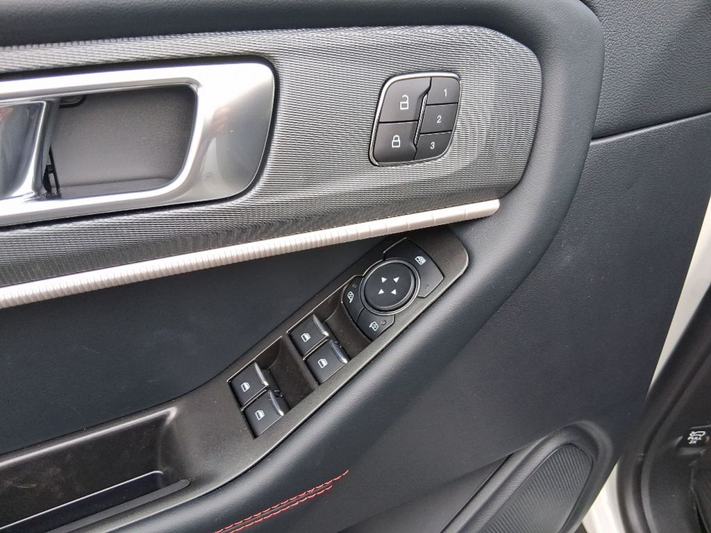 2026 Ford Explorer ST-Line - Photo 12