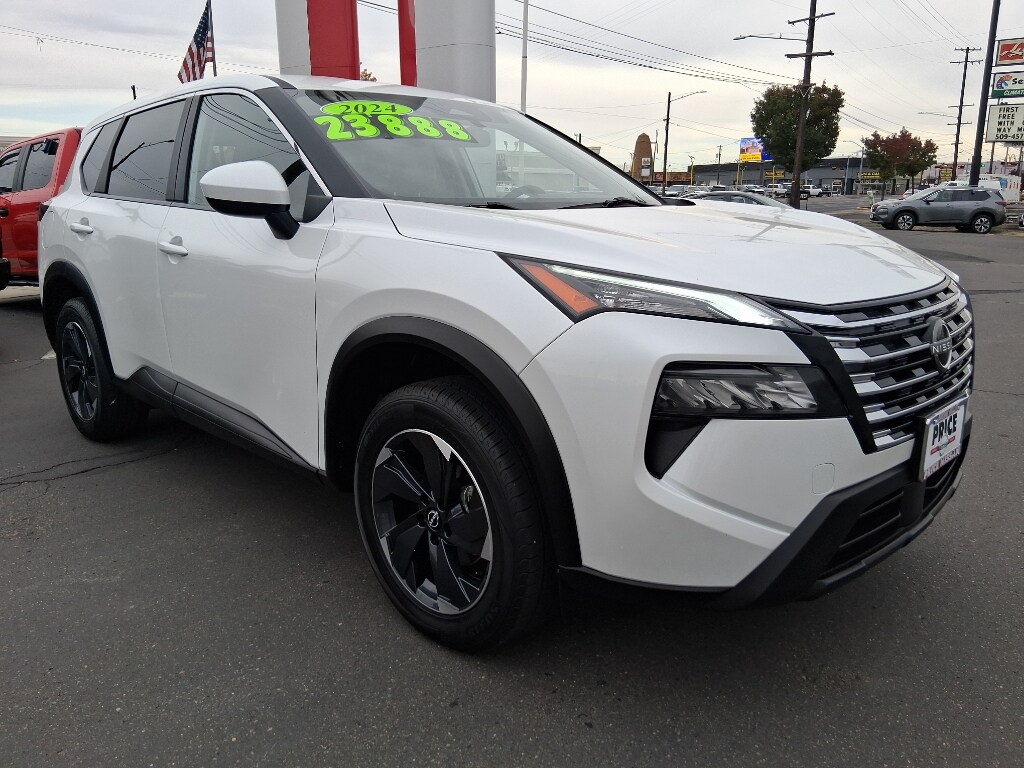 2024 Nissan Rogue SV's photo