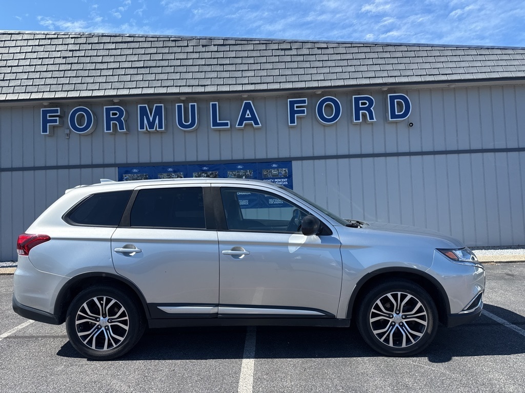 Used 2018 Mitsubishi Outlander SE with VIN JA4AZ3A3XJJ003594 for sale in Rutland, VT