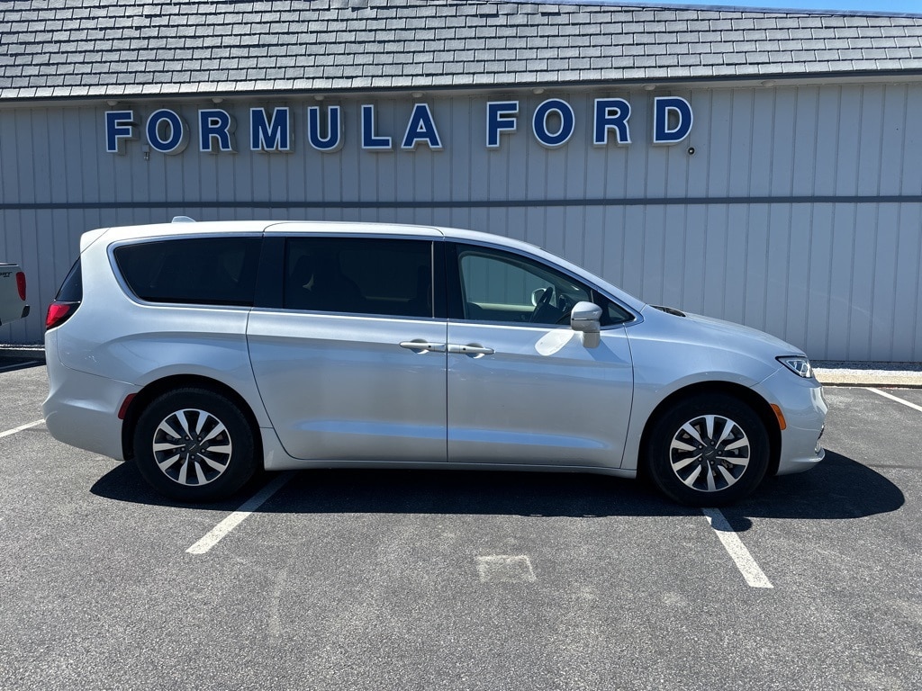 Used 2022 Chrysler Pacifica Hybrid Touring L with VIN 2C4RC1L72NR173917 for sale in Rutland, VT