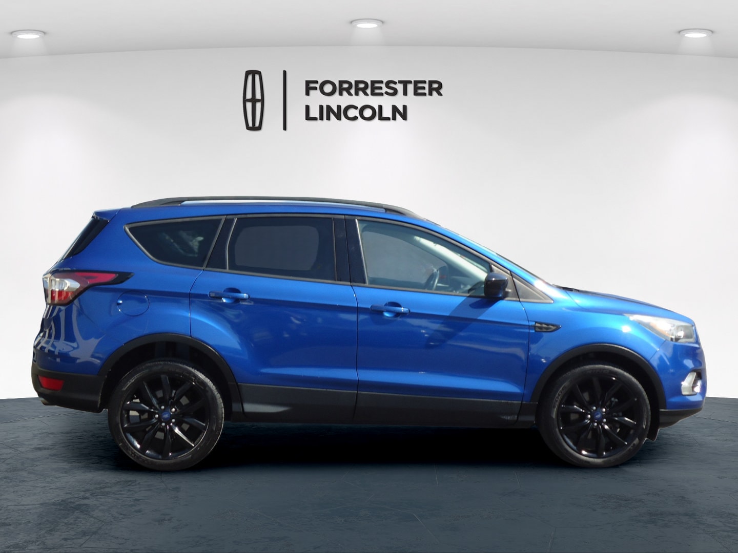 Used 2017 Ford Escape SE with VIN 1FMCU9GD9HUE87231 for sale in Chambersburg, PA