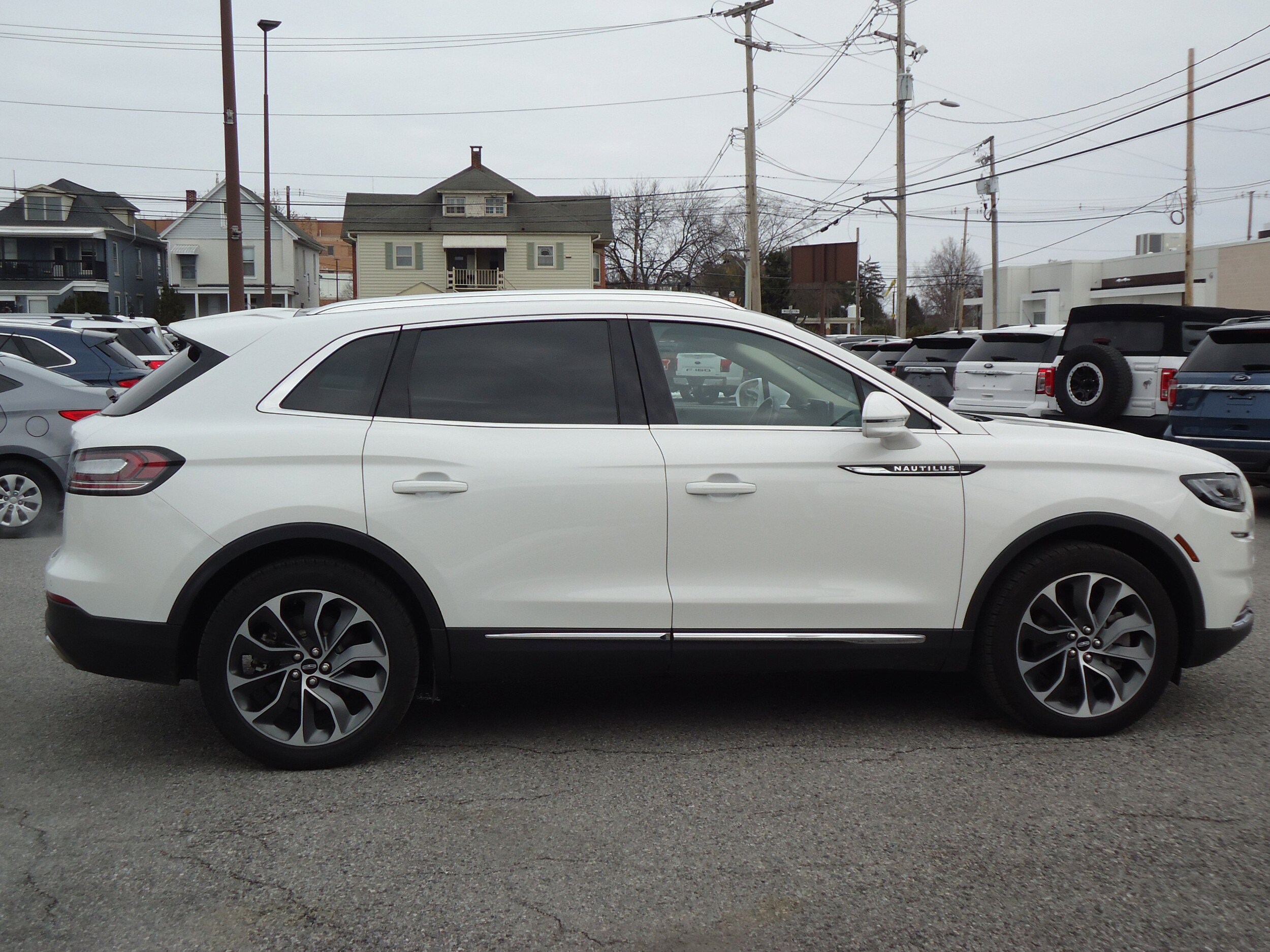 2021 Lincoln Nautilus Reserve photo 2