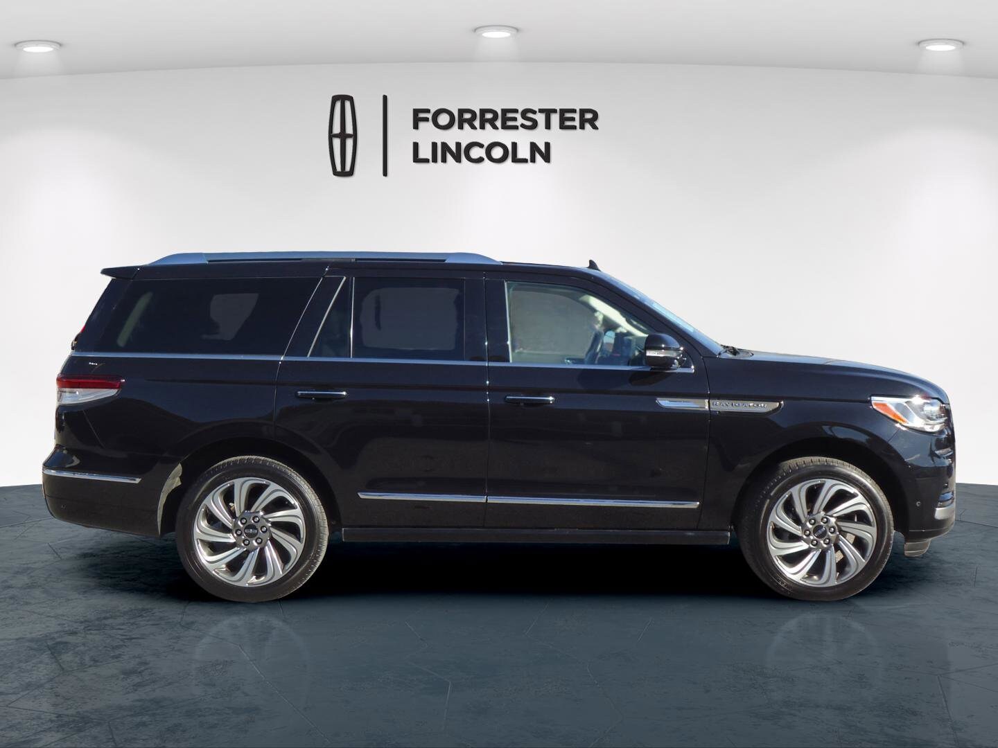 2024 Lincoln Navigator Premiere photo 2