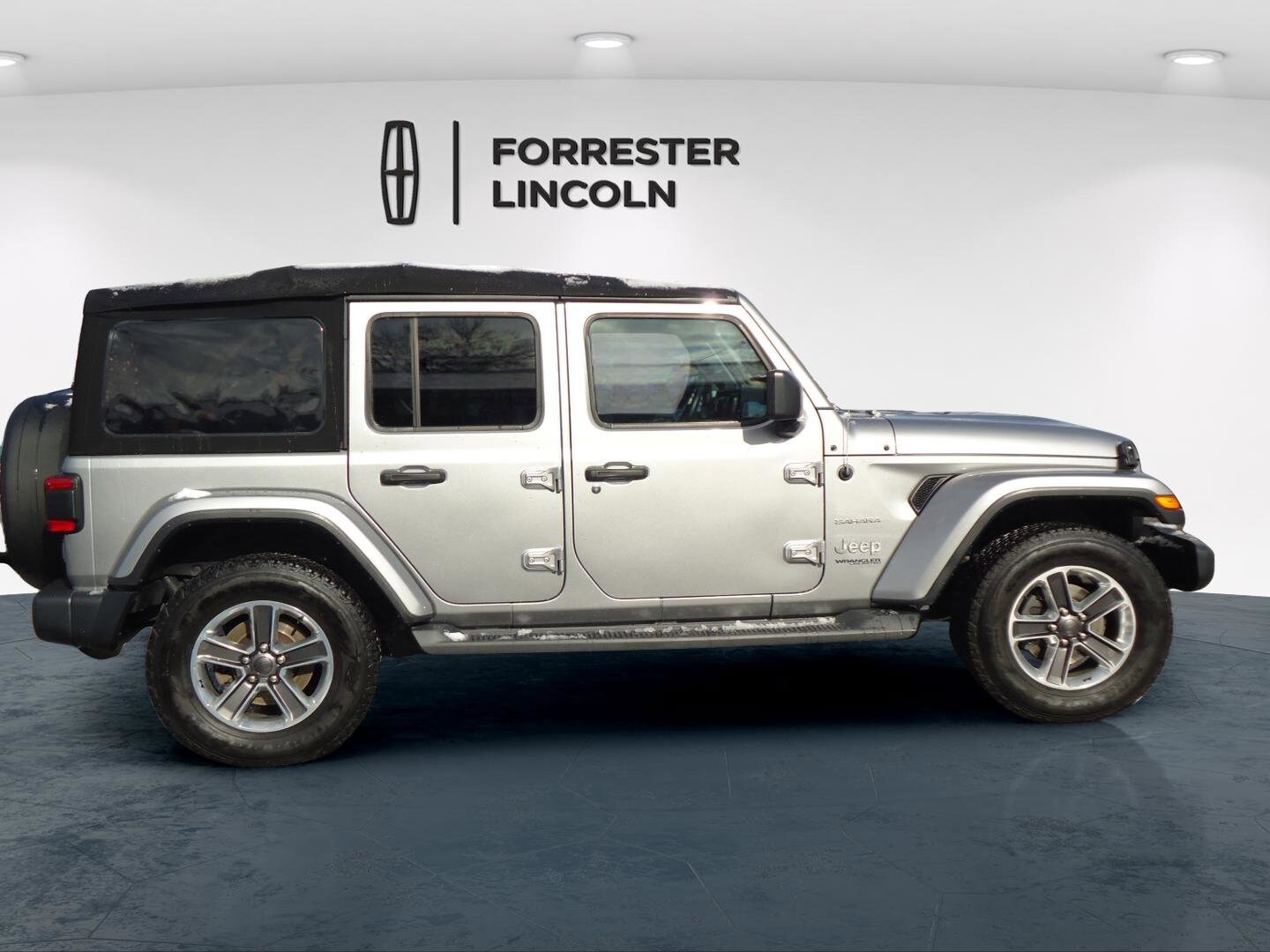 2019 Jeep Wrangler Unlimited Sahara photo 2