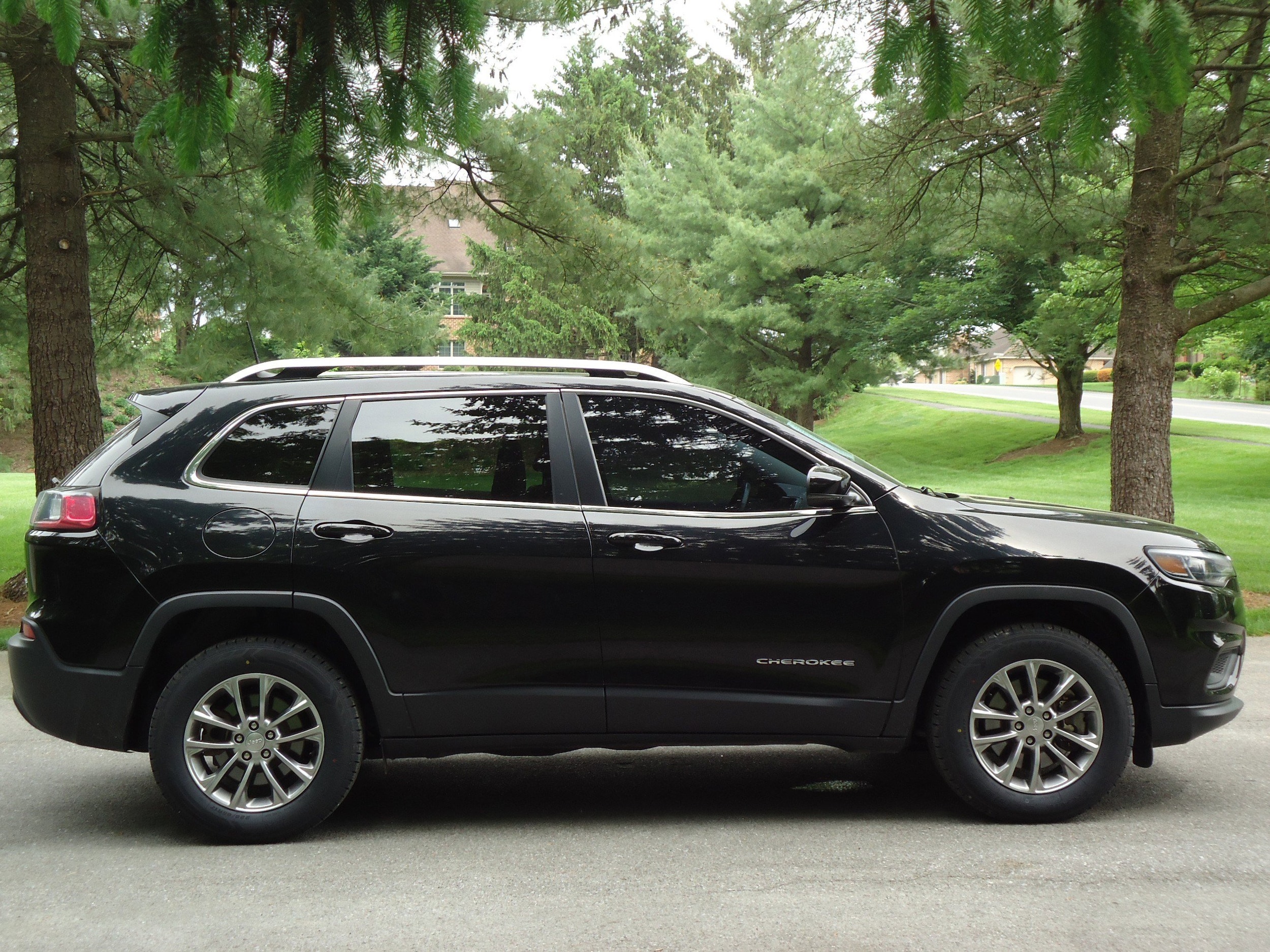 Used 2019 Jeep Cherokee Latitude Plus with VIN 1C4PJMLB7KD431088 for sale in Chambersburg, PA