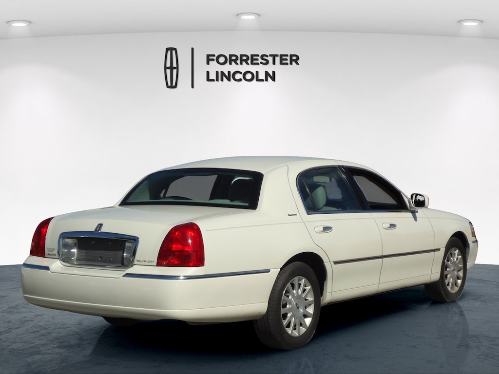 Used 2006 Lincoln Town Car Signature Sedan