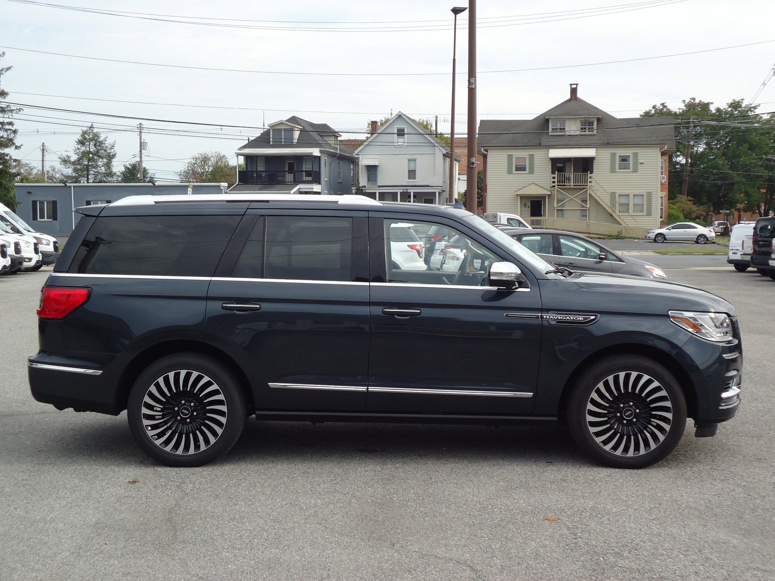 2021 Lincoln Navigator Black Label photo 2