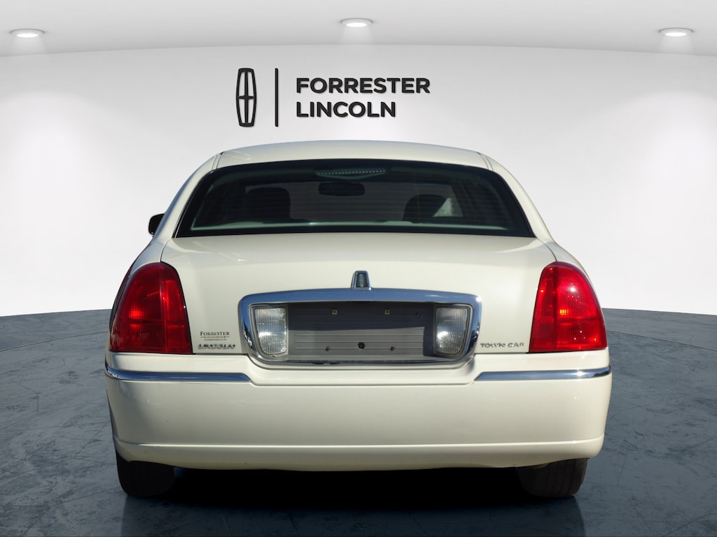 Used 2006 Lincoln Town Car Signature Sedan