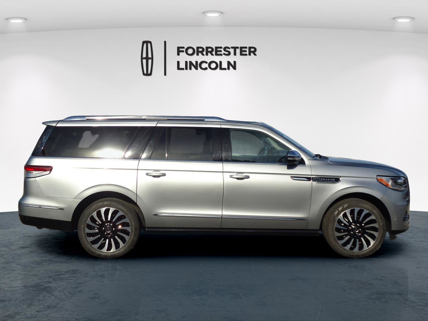 2022 Lincoln Navigator Black Label photo 2