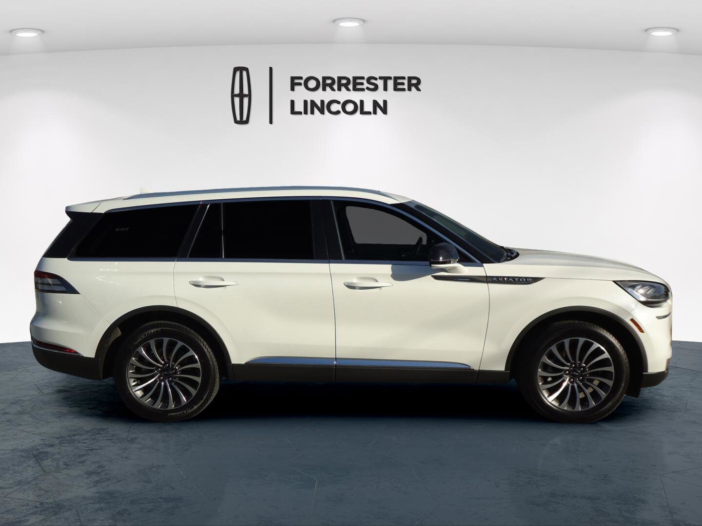 2022 Lincoln Aviator Standard photo 2