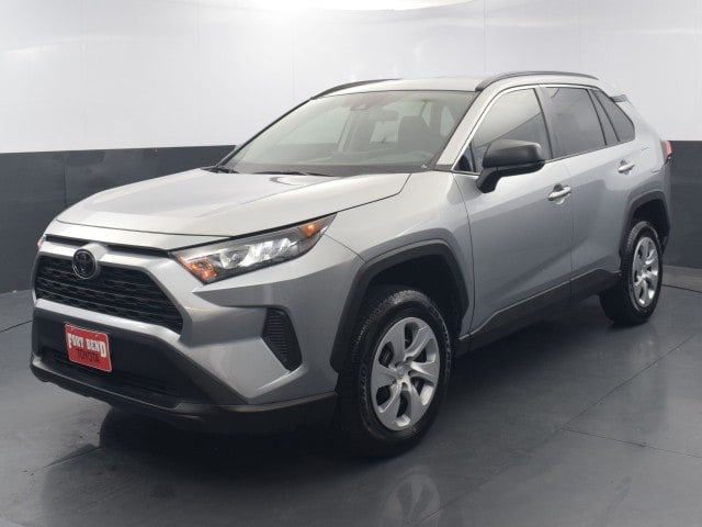 2020 Toyota RAV4 LE's photo