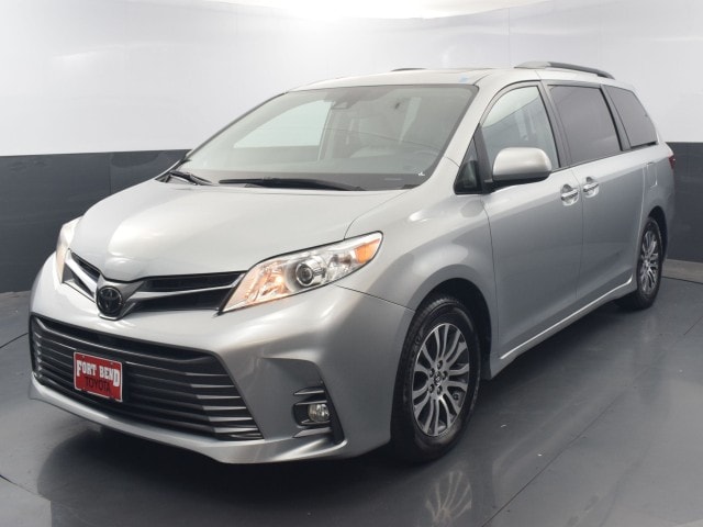 2020 Toyota Sienna XLE's photo