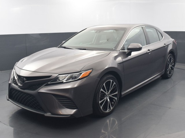 2020 Toyota Camry SE's photo